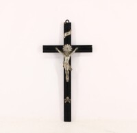 Lote 285 - CRISTO CRUCIFICADO - Crus em madeira ebanizada com Cristo, resplendor e legenda em metal prateado. Dim: 37,5 cm (cruz) e 11 cm (Cristo)