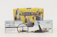 Lote 204 - PILATES STUDIO KIT / SAUNA BELT - Conjunto de kit de pilates com dvd de exercícios e cinto de sauna com comando de ligação à corrente, ajustável, com fita métrica, manual e dieta. Dim: 91 cm (barra de pilates). Nota: sem uso, em caixas de orige