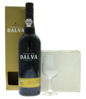 Lote 295 - PORTO DALVA LBV 2007 - Garrafa de Vinho do Porto, Late Bottled Vintage 2007, engarrafado em 2012, Candido da Silva Vinhos, Vila Nova de Gaia, (750ml - 20%vol.). Nota: em caixa de cartão original acompanhada por 6 cálices de Porto em caixa de ca