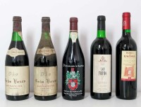 Lote 42 - GARRAFAS DE VINHO TINTO - 5 garrafas de Vinho Tinto de mesa, sendo 1 de Dão Grão Vasco Garrafeira 1982 (12% vol. - 75 cl); 1 de Porta da Ravessa - Adeg Coop. Redondo (Alentejo) 2005 (750ml-12,5%vol.); 1 de Dão Grão Vasco Garrafeira 1980 (12% vol