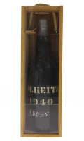 Lote 26 - PORTO KROHN 1940 - Garrafa de Vinho do Porto, Colheita de 1940, (750ml). Nota: garrafa similar à venda por € 385. Em caixa de madeira. Consultar valor indicativo em https://www.garrafeiranacional.com/1940-krohn-colheita-porto.html