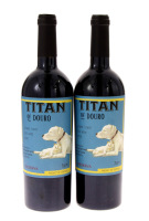 Lote 433 - TITAN OF DOURO RESERVA 2020 - 2 garrafas de Vinho Tinto, DOC Douro das castas touriga nacional, touriga franca e tinta roriz. Com colheita manual e fermentação natural em lagar de pedra com pisa a pé e estágio de 10 meses em barrica de carvalho