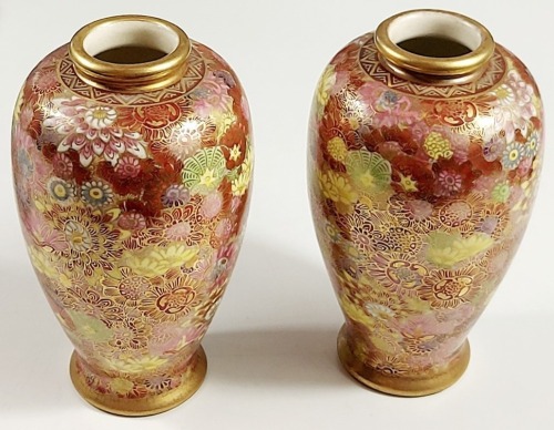 Lote 36 - PAR DE JARRAS JAPONESAS SATSUMA SOKO CHINA - duas jarras em porcelana japonesa, ostentando o mítico padrão de mil flores, pintadas à mão a ouro e em policromia, marcadas na base. Mínimos sinais de uso. Altura: 12,6 cm. Unidade quase idêntica, ma