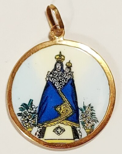 Lote 37 - MEDALHA EM OURO 800 - medalha com parte central em esmalte ostentando a imagem de nossa senhora em policromia numa das faces e a inscrição "N.ª S.ª das Candeias Mourão" no verso, encastrada em aro com argola de suspensão em ouro contrastado de 8