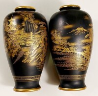 Lote 42 - PAR DE JARRAS JAPONESAS SATSUMA SOKO CHINA - duas jarras em porcelana japonesa, pintadas à mão com paisagens pintadas a ouro sobre fundo negro mate. Pequeno restauro e sinais de uso. Altura: 18,4 cm.