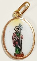 Lote 43 - MEDALHA EM OURO 800 - medalha com parte central em esmalte ostentando a imagem de são Judas Tadeu em policromia numa das faces e a inscrição "S. Judas Tadeu", no verso, encastrada em aro com argola de suspensão em ouro contrastado de 800 milésim