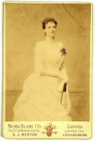 Lote 53 - FOTOGRAFIA ORIGINAL PRINCESA AMÉLIA ANTES DO CASAMENTO - albumina sobre cartão tirada cerca de 1880 por Numa Blanc fils, Paris. Raríssima e valiosa peça de colecção. Vinco no canto superior direito e outros pequenso sinais de uso. Dimensões: 10,