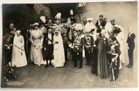 Lote 54 - POSTAL CASAMENTO DE MANUEL DE BRAGANÇA E AUGUSTA VITÓRIA HOENZOLLERN-SIMARINGEN EM 1913 - fotografia de grupo no dia do seu casamento em 4 de Setembro de 1913, no castelo de Simaringen, editado por Gustav Liersch, de Berlim, a partir de fotogra