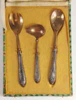 Lote 97 - TRÊS TALHERES DE SERVIR DE PRATA JAVALI II - conjunto composto por garfo e colher de saladas e colher de molhos, em bronze, com os cabos em prata ostentando o contraste javali de 2º toque de Lisboa, correspondente ao teor de 833 milésimas de pra