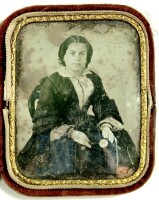 Lote 98 - DAGUERREOTIPO - retrato de senhora em daguerreotipo, sais de prata sobre vidro, processo em uso entre 1839 e finais da década de 50 do século XIX, no estojo protector da época. Raríssima e valiosa peça de colecção. Pequenos defeitos e sinais de 