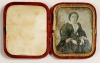 Lote 98 - DAGUERREOTIPO - retrato de senhora em daguerreotipo, sais de prata sobre vidro, processo em uso entre 1839 e finais da década de 50 do século XIX, no estojo protector da época. Raríssima e valiosa peça de colecção. Pequenos defeitos e sinais de - 2