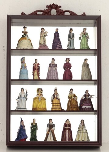 Lote 17 - ARTE GALLERY, FIGURAS HISTÓRICAS FEMININAS - Colecção de 20 figuras femininas históricas em trajes de época, em resina policromada, marcadas nas base. Apresentadas em expositor de madeira com frente de vidro e fundo espelhado. Dim: 9 cm (aprox. 