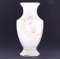 Lote 30 - JARRA EM PORCELANA - Decoração floral policromada, com frisos dourados. Dim: 26 cm. Nota: sinais de uso