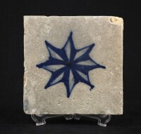 Lote 44 - AZULEJO ANTIGO - Azulejo de padrão com decoração a azul. Dim: 14,5x14,5 cm. Nota: algumas falhas