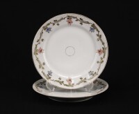 Lote 47 - PRATOS EM PORCELANA - Par de pratos com decoração floral policromada e dourada. Dim: 22 cm