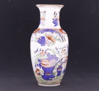 Lote 49 - JARRA EM PORCELANA CHINESA - Decoração floral policromada com frisos dourados, marcada na base. Dim: 21 cm. Nota: sinais de uso