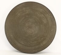 Lote 58 - TAMPO DE MESA - Em madeira integralmente revestida a latão com decoração profusamente cinzelada de cariz magrebino. Dim: 5x60 cm