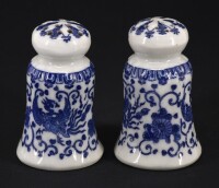 Lote 62 - SALEIRO E PIMENTEIRO EM PORCELANA - Made in Japan, decoração vegetalista a azul, marcas na base. Dim: 8 cm. Nota: sinais de uso, bases sem tampas