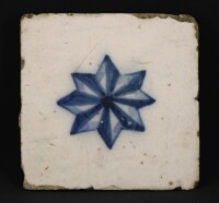 Lote 63 - AZULEJO ANTIGO - Decoração a azul com estrela. Dim: 14,5x14,5 cm. Nota: algumas falhas