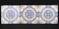 Lote 73 - FÁBRICA DE SACAVÉM, AZULEJOS - 3 azulejos com decoração a azul. Dim: 15,5x15,5 cm. Nota: algumas falhas