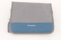 Lote 81 - SAMSONITE, NECESSAIRE - Modelo roll up em impermeável cinzento e azul, compartimentado. Dim: 23x45 cm. Nota: pequenos sinais de uso