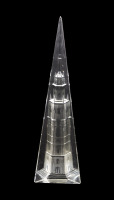 Lote 88 - ESCULTURA EM CRISTAL - DE formato piramidal com decoração lapidada de torre com relógio. Dim: 29 cm. Nota: marcada Euro Cristais