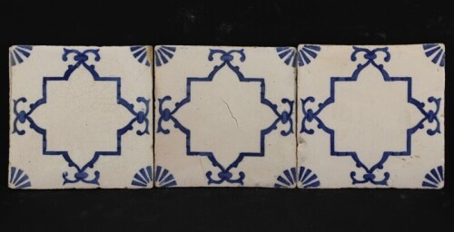 Lote 101 - AZULEJOS - 3 azulejos de padrão com decoração a azul. Dim: 14,5x14,5 cm. Nota: ligeiras falhas