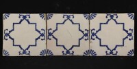 Lote 101 - AZULEJOS - 3 azulejos de padrão com decoração a azul. Dim: 14,5x14,5 cm. Nota: ligeiras falhas