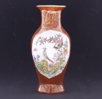 Lote 106 - JARRA EM PORCELANA CHINESA - Decoração policromada com flores e pássaros, fundo castanho com ornamentos dourados, marcada na base. Dim: 21 cm. Nota: sinais de uso