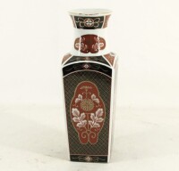 Lote 125 - JARRA EM PORCELANA JAPONESA - Decoração "New Black Imari". Dim: 26 cm. Nota: marcada na base