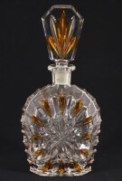 Lote 133 - GARRAFA DECANTER EM CRISTAL - Garrafa com rolha em cristal translucido e cor de âmbar com decoração lapidada. Dim: 25 cm