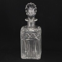 Lote 152 - GARRAFA DECANTER EM CRISTAL - Garrafa com rolha. Decoração lapidada. Dim: 25,5 cm