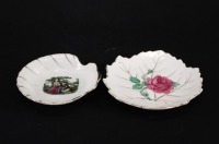 Lote 160 - COVILHETES EM PORCELANA - 2 covilhetes sendo 1 em forma de concha com decoração policromada de cena galante e frisos dourados e 1 1 em forma de folha com decoração floral policromada e dourada. Dim: 13x13 cm e 16x15 cm respectivamente