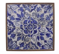 Lote 177 - AZULEJOS - Conjunto de 4 azulejos, com padrão floral azul, com moldura. Dim.: 31x31 cm (moldura). Nota: com sinais de uso e armazenamento