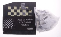 Lote 178 - JOGO DE XADREZ COM TABULEIRO EM PEDRA - Tabuleiro em pedra preta e bege com 16 + 15 peças de jogo de xadrez. Dim: 34x34 cm (tabuleiro). Nota: tabuleiro com canto partido e falta de um peão preto