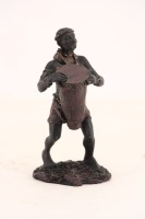 Lote 187 - FIGURA DE NEGRO - Escultura em resina policromada representando negro com tambor. Dim: 18 cm