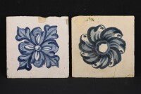 Lote 196 - AZULEJOS ANTIGOS - Par de azulejos Séc. XVIII/XIX com decoração a azul. Dim: 13x13 cm. Nota: falhas e defeitos