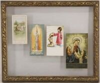 Lote 198 - CROMOS RELIGIOSOS - Conjunto de 4 cromos a cores com recordações da vida religiosa emoldurados em conjunto entre 2 vidros com moldura dourada. Dim: 27,5x33,5 cm (moldura)