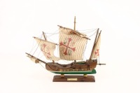 Lote 207 - CARABELA SANTA MARIA - Modelo em madeira da embarcação de Cristóvão Colombo com velame em tecido. Dim: 34x42x16 cm. Nota: falhas e defeitos. Um mastro partido