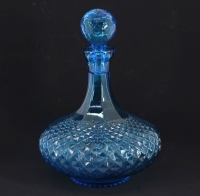 Lote 209 - GARRAFA EM VIDRO - Garrafa com rolha em vidro azul com decoração "Ponta de Diamante". Dim: 31 cm