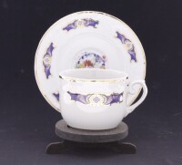 Lote 214 - T. LIMOGES, CHÁVENA DE CAFÉ COM PIRES - Conjunto com decoração floral policromada e frisos dourados, marcado na base. Dim: 12 cm (pires). Nota: sem uso, com estojo