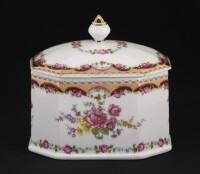 Lote 222 - PORCELART / T. LIMOGES, CAIXA GUARDA-JÓIAS - Em porcelana marcada na base, decoração floral policromada com ornamentos dourados. Dim: 11x12x9 cm