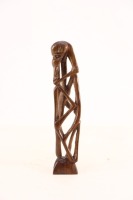 Lote 230 - ARTE AFRICANA, ESCULTURA - De cariz antropomórfico em madeira exótica. Dim: 28 cm. Nota: apresenta falha