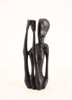 Lote 249 - ARTE AFRICANA, ESCULTURA - Em madeira exótica representando figura feminina. Dim: 28 cm. Nota: assinada na base Alegria e datada de 91