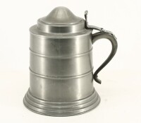 Lote 253 - BALDE DE GELO - Em forma de caneca de cerveja em metal com alma em plástico. Dim: 30 cm