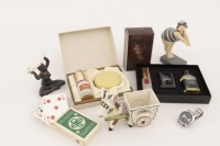 Lote 270 - CONJUNTO DIVERSO - Composto de cerca de 50 peças entre caixas, guarda jóias, sabonetes e perfumes, cartas de jogar, óculos graduados, relógios de mesa e de pulso e diversos outros artigos. Dim: 8x34x15 cm (caixa maior). Nota: sinais de uso, fal