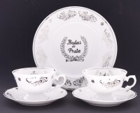 Lote 274 - DISFER, BODAS DE PRATA - Conjunto de 5 peças em porcelana, decoração "Bodas de Prata" com flores e inscrição em prateado, composto por 2 chávenas de chá com pires e prato de bolo, marcado na base. Dim: 21 cm (prato)