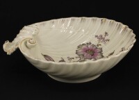 Lote 287 - ARTIBUS, TAÇA EM PORCELANA - Em forma de concha com decoração floral policromada e dourada. Dim: 9x30x27 cm. Nota: marcada na base