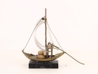 Lote 329 - BARCO RABELO - Modelo em latão e metal com pipas em madeira da embarcação tradicional do Douro. Base em madeira. Dim: 31x34x26 cm