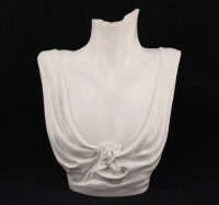 Lote 354 - EXPOSITOR DE OURIVESARIA - Expositor de colares e gargantilhas em forma de busto feminino em resina branca decorado com drapeado e flor. Dim: 27 cm